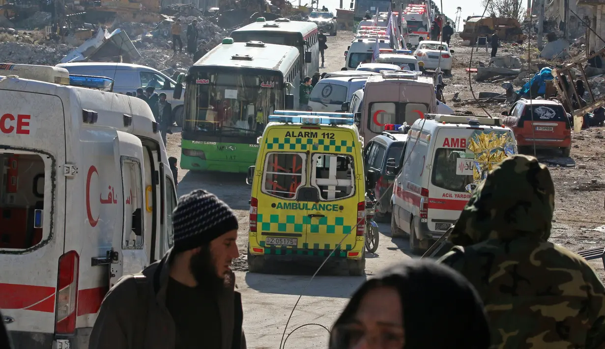 Bus dan ambulans bersiap untuk mengevakuasi ribuan warga di wilayah timur kota Aleppo, Suriah, Kamis (15/12). Evakuasi tersebut dilakukan di wilayah timur kota Aleppo yang menjadi sisa-sisa kantong pejuang oposisi. (REUTERS/Abdalrhman Ismail)