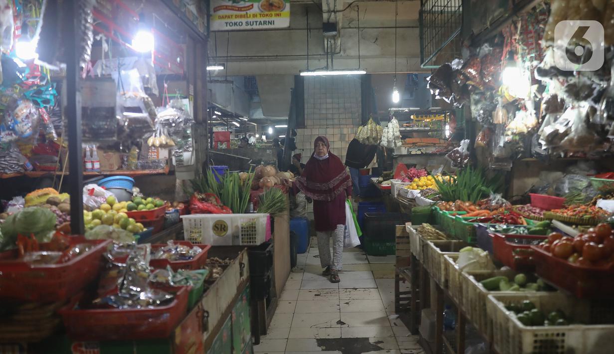 Warga berjalan di Pasar Cibubur, Jakarta, Kamis (16/6/2022). Berdasarkan pantauan di Pusat Informasi Harga Pangan Strategis Nasional (PIHPS), terpantau ada beberapa kebutuhan pokok yang harganya naik. (Liputan6.com/Herman Zakharia)