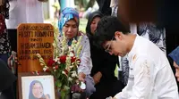 Pemakaman ibunda Maxime Bouttier (Sumber:Kapanlagi.com)