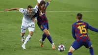 Penyerang Napoli, Arkadiusz Milik berebut bola dengan gelandang Barcelona, Ivan Rakitic pada leg kedua babak 16 besar Liga Champions di Stadion Camp Nou , Spanyol, Sabtu (8/82020). Barcelona menang 3-1 atas Napoli dan melaju ke perempat final dengan aggregat skor 4-1. (AP Photo/Joan Monfort)