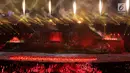 Penari memasuki panggung jelang penyalaan obor Asian Games 2018 saat pembukaan di Stadion Utama Gelora Bung Karno (SUGBK), Jakarta, Sabtu (18/8). (Liputan.com/Fery Pradolo)