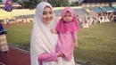 Seperti ini misalnya, Nuri sangat cantik dengan gamis berwarna pink yang senada dengan putrinya. Lalu, Nuri pun memadukannya dengan hijab berwarna putih dengan dalaman hijab yang juga berwarna pink. (Instagram/nurimaulida)