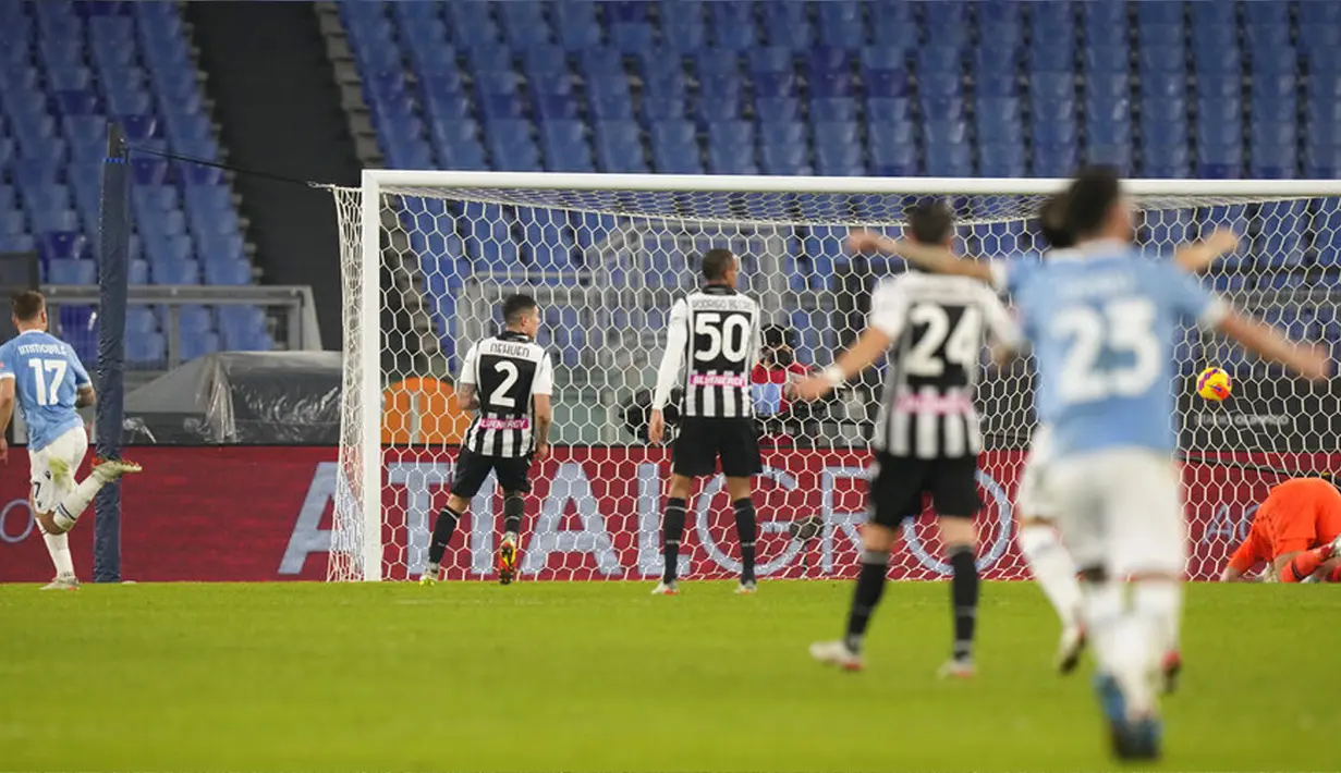 Pemain Lazio Ciro Immobile (kiri) melakukan selebrasi usai mencetak gol ke gawang Udinese pada pertandingan sepak bola Coppa Italia di Olympic Stadium, Roma, Italia, 18 Januari 2021. Lazio menang dengan skor 1-0. (AP Photo/Andrew Medichini)