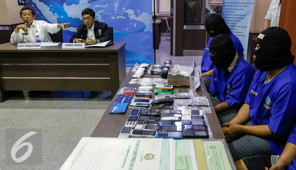Badan Narkotika Nasional (BNN) tangkap oknum Polisi yang kendalikan peredaran sabu dan ekstasi jaringan Medan-Balikpapan, Jakarta, Senin (23/11). Dari tangan tersangka, BNN mengamankan barang bukti 1kg sabu dan 141 ekstasi. (Liputan6.com/Yoppy Renato)