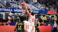Pebasket Brasil, Bruno Caboclo (tengah kanan) berusaha memasukkan bola ke ring dihalangi pebasket Iran, Hamed Ehaddadi pada laga Grup G Piala Dunia FIBA 2023 antara Timnas Basket Iran menghadapi Brasil di Indonesia Arena, Senayan, Jakarta, Sabtu (26/08/2023). (Bola.com/Bagaskara Lazuardi)