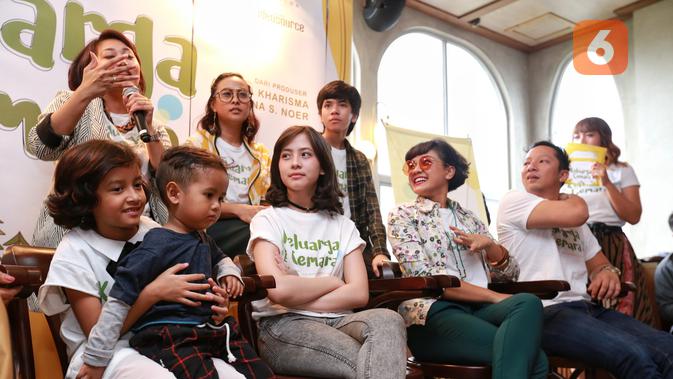 Keluarga Cemara akan dibintangi oleh Ringgo Agus Rahman, Nirina Zubir, Zara JKT 48, Asri Welas, Maudy Koesnaedi dan masih banyak lagi. Film ini akan tayang pada pertengahan tahun ini. (Adrian Putra/Bintang.com)