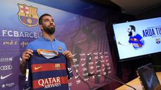 Gelandang serang asal Turki, Ardan Turan untuk kali pertama tampil di depan suporter dan media setelah bergabung dengan FC Barcelona.