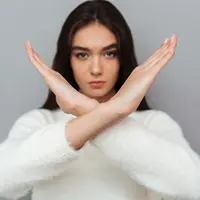 ilustrasi perempuan menyilangkan tangan/photo created by drobotdean - www.freepik.com