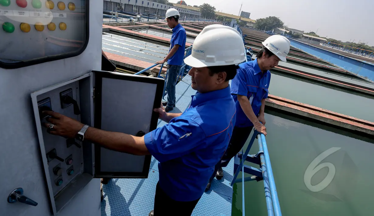 Petugas mengecek Instalasi Pengolahan Air di Pulogadung, Jakarta, Selasa (12/5/2015). BPK mendapati pemborosan air bersih senilai Rp791,2 miliar di 102 pemerintah kabupaten, kota dan PDAM (Liputan6.com/Faizal Fanani)