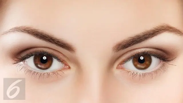 Menutupi lingkaran hitam di bawah mata dengan makeup