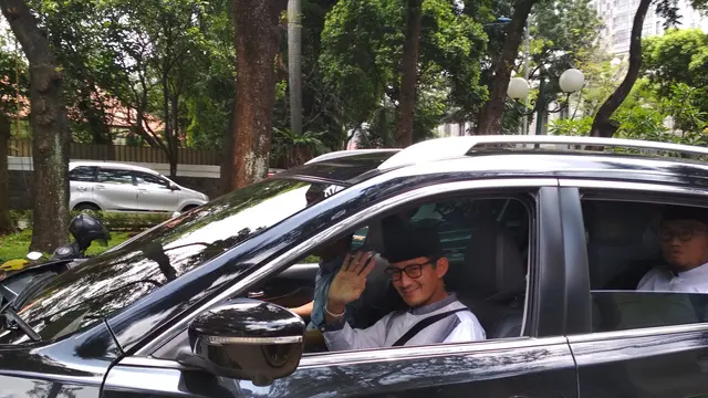 Cawapres nomor urut 02, Sandiaga Uno saat berangkat salat Jumat