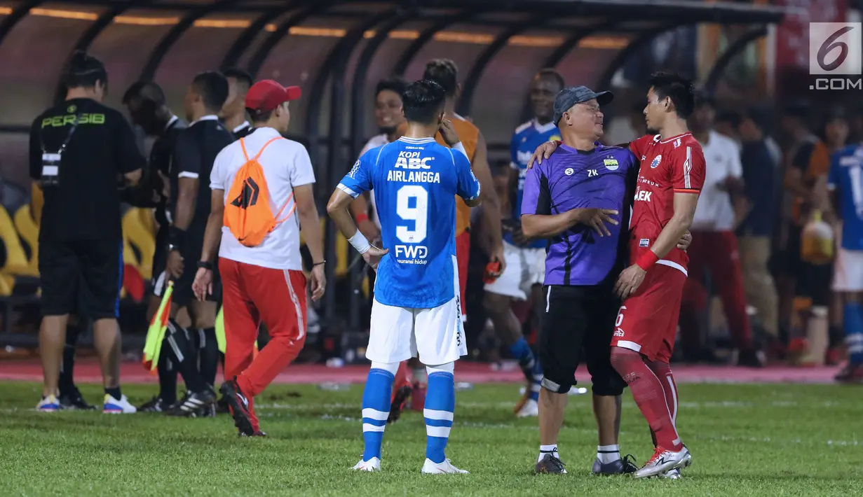 Bek Persija, Maman Abdurrahman (kanan) berbincang akrab dengan official Persib usai laga lanjutan Go-Jek Liga 1 Indonesia 2018 bersama Bukalapak di Lapangan PTIK, Jakarta, Sabtu (30/6). (Liputan6.com/Helmi Fithriansyah)
