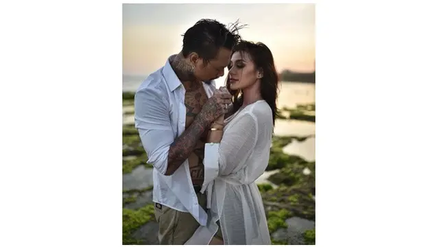 Momen Mesra Nora Alexandra dan Jerinx Superman is Dead