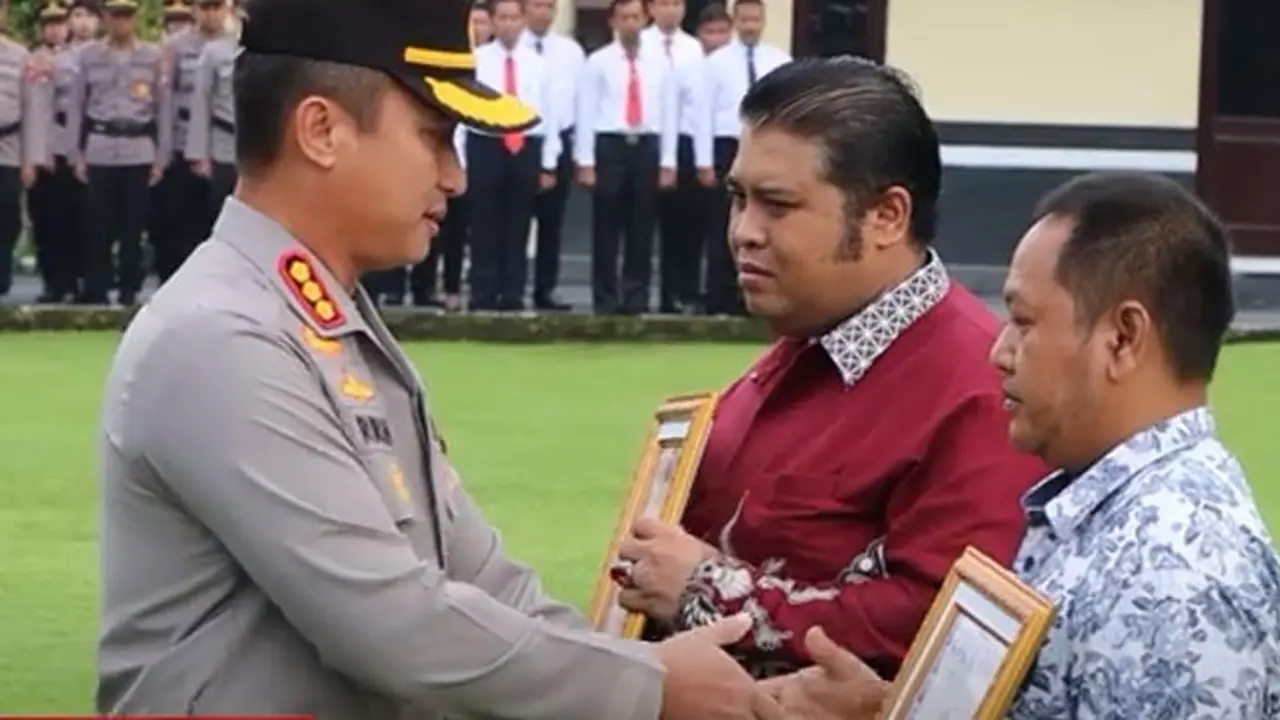 Tiga warga Magelang, Jawa Tengah mendapatkan penghargaan dari Polresta Magelang setelah membantu menangkap dua pemuda yang membawa clurit yang membahayakan pengendara lain. (Foto: tangkapan layar/Polresta Magelang)