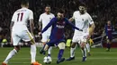 Striker Barcelona, Lionel Messi, melepaskan tendangan ke gawang AS Roma pada laga leg pertama perempat final Liga Champions di Stadion Camp Nou, Rabu (4/4/2018). Barcelona menang 4-1 atas AS Roma. (AFP/Manu Fernandez)