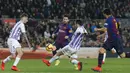 Gelandang Barcelona, Lionel Messi, berusaha melewati kepungan pemain Valladolid pada laga La Liga di Stadion Camp Nou, Barcelona, Sabtu (16/2). Barcelona menang 1-0 atas Valladolid. (AFP/Pau Barrena)