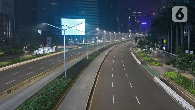 Suasana Malam Bebas Kerumunan di Jalan Utama Jakarta