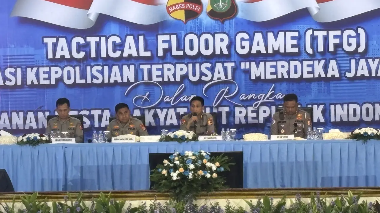 Polri menggelar Tactical Floor Game (TFG) guna memastikan pengamanan perayaan HUT Kemerdekaan Republik Indonesia ke-80 berjalan lancar (Liputan6.com/Ady Anugrahadi)