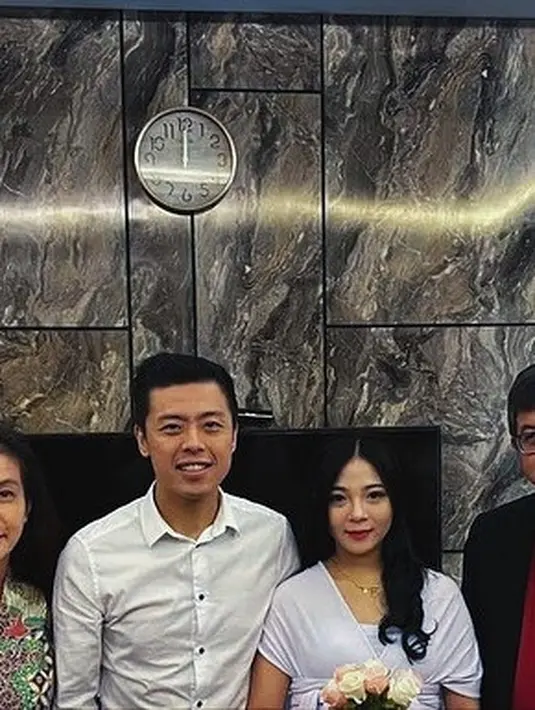 Momen pernikahan mereka terlihat penuh khidmat meski hanya mengundang keluarga internal. Kapten Vincent banjir ucapan selamat dari para penggemar. (Liputan6.com/IG/@vincentraditya).