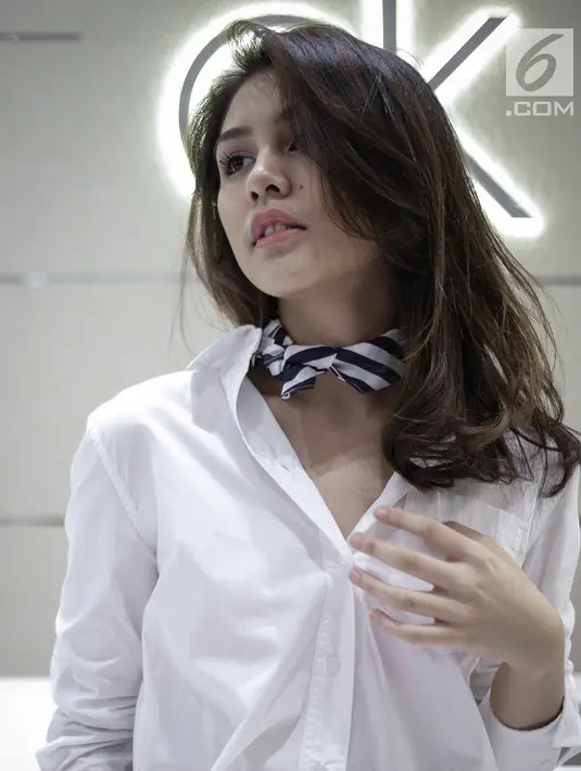 Gaya artis peran Vanessa Prescilla berpose saat menghadiri peluncuran salah satu brand produk di Jakarta, Rabu (21/3). Vanesha Prescilla ramai diperbincangkan publik usai membintangi film Dilan 1990. (Liputan6.com/Faizal Fanani)
