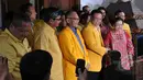 Agung Laksono berjabat tangan dengan Megawati Soekarnoputri, Menteng, Jakarta, Senin (16/3/2015). Pertemuan ini adalah rangkaian safari politik Golkar Munas Ancol ke partai-partai pendukung pemerintah (Liputan6.com/Johan Tallo)