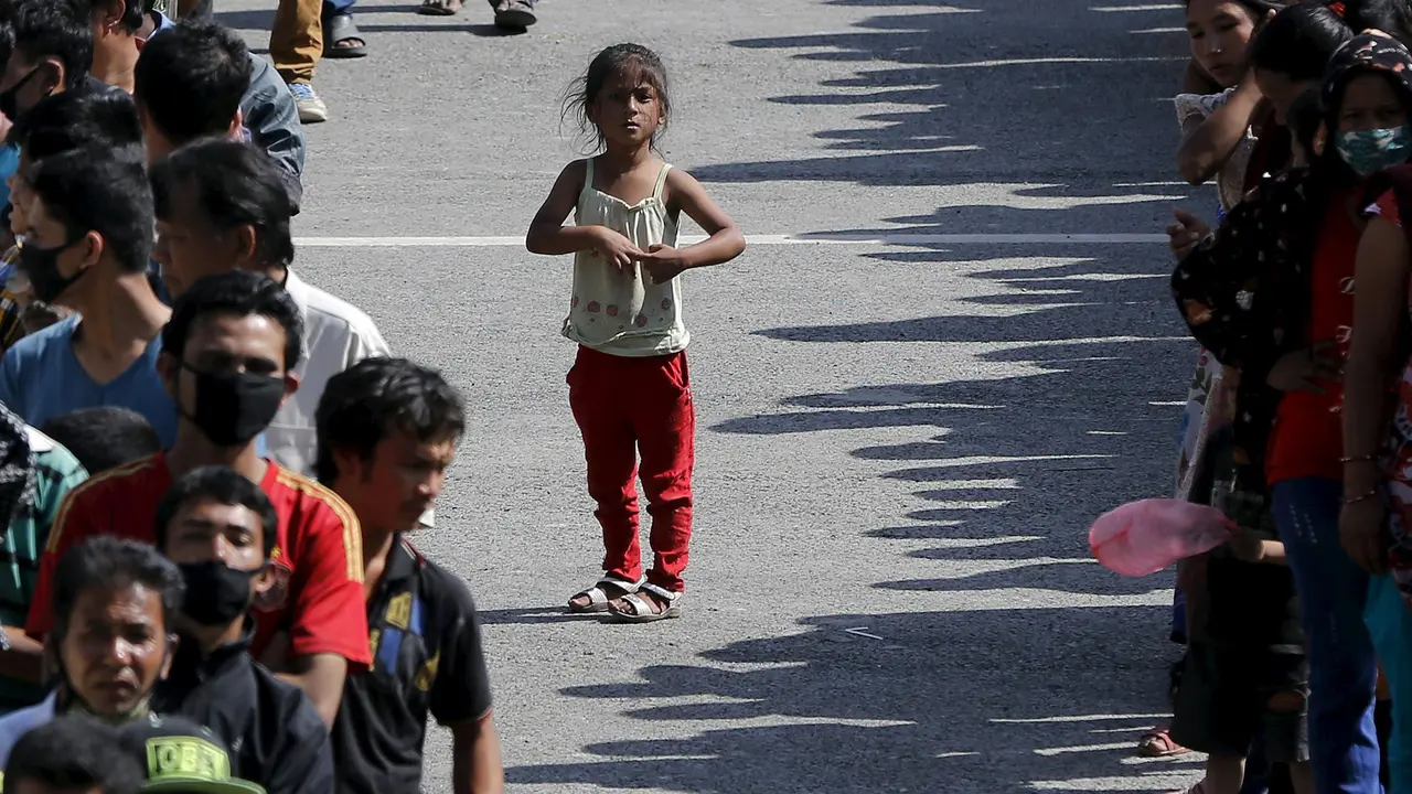Demi Makanan Korban Gempa Nepal Antre Berjam-jam