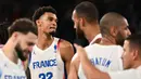 Ekspresi sedih pebasket Prancis, Victor Wembanyama setelah kalah dari Amerika Serikat pada pertandingan final Olimpiade Paris 2024 yang berlangsung di Bercy Arena, Paris, Prancis, Minggu (11/08/2024) dini hari WIB. (AFP/Aris Messinis)