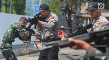 Tim gabungan dari TNI dan Polri melakukan latihan pengamanan Asian Games 2018 di lapangan Istora Senayan, Jakarta, Rabu (18/7). Latihan terkait pengawalan tamu VVIP Asian Para Games 2018 dan mengatasi gangguan yang terjadi. (Merdeka.comImam Buhori)