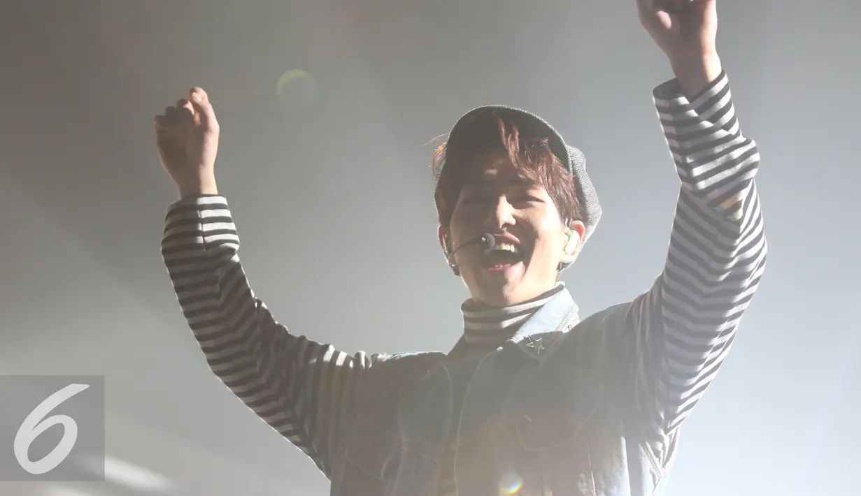 Aksi boy band SHINee pada saat konser bertajuk "SHINee World V in Jakarta" di kawasan Kemayoran, Jakarta, Sabtu (12/11). SHINee tampil dengan membawakan 30 lagu dan album baru mereka 1 of 1. (Liputan6.com/Herman Zakharia)