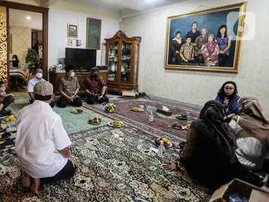 Suasana rumah duka mendiang Ketua Dewan Pers Azyumardi Azra di Perumahan Puri Laras 2, Ciputat, Tangerang Selatan, Banten, Senin (19/9/2022). Azyumardi Azra meninggal dunia di Rumah Sakit Kedah, Selangor, Malaysia, 18 September 2022 pukul 12.30 waktu setempat. (Liputan6.com/Johan Tallo)