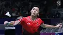 Tunggal putra Indonesia, Jonatan Christie mengembalikan kok ke arah pemain India, Prannoy Haseena Sunil Kumar pada perempat final Bulutangkis Beregu Putra Asian Games 2018 di Jakarta, Senin (20/8). (Liputan6.com/Helmi Fithriansyah)