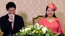 Putri Jepang Ayako bersama calon suaminya, Kei Moriya dalam konferensi pers pertunangan mereka di Tokyo, Senin (2/7). Putri Ayako merupakan bungsu dari pasangan Putri Hisako dengan Pangeran Takamoado, sepupu Kaisar Akihito. (AP/Koji Sasahara, Pool)