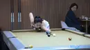 Dengan pendekatan ini, Gowadra mengambil langkah berbeda dari konsep billiard konvensional. Tampak dalam foto, pengunjung menikmati permainan biliar di Gowada Billiard, di Jalan Thamrin Boulevard Pantai Indah Kapuk 2 (PIK 2), Kabupaten Tangerang, Banten, pada Rabu (11/2/2026). (Kapanlagi.com/Budy Santoso)