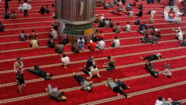 Beristirahat Sambil Menunggu Buka Puasa di Masjid Istiqlal