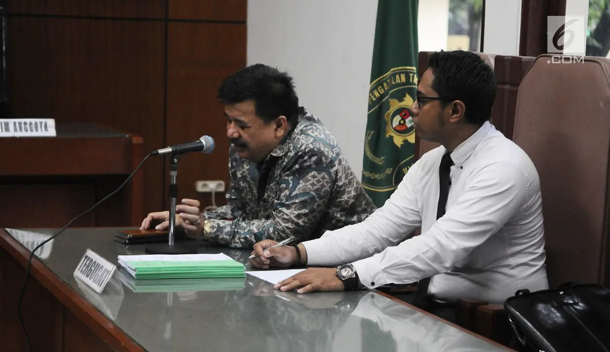 Kuasa hukum dari tergugat I Korlantas Polri dan  PT Graha Qynthar Abadi tergugat II  saat menghadiri sidang dugaan kasus intervensi terkait 250 motor BMW saat Asian Games 2018 di PTUN Jakarta, Rabu (16/1). (Liputan6.com/Herman Zakharia)