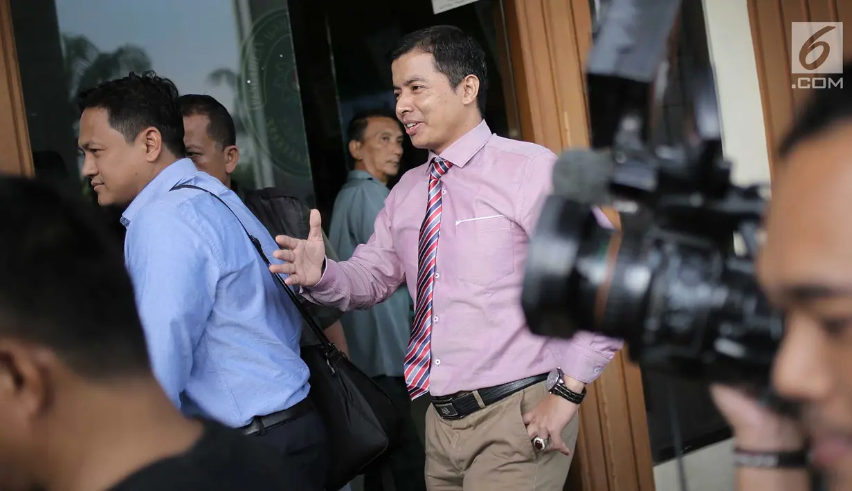 Kuasa hukum Nikita Mirzani, Hendra Asmara usai mengajukan permohoman isbat nikah dan gugatan cerai di Pengadilan Agama Jakarta Selatan, Senin (16/7). Nikita Mirzani dan Dipo Latief menikah siri pada 18 Februari 2018. (Liputan6.com/Faizal Fanani)