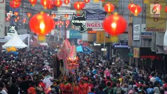 Warga memadati jalan raya saat arak-arakan atraksi liong perayaan Cap Go Meh melewati Jalan Suryakencana, Bogor, Jawa Barat, Selasa (19/2). Acara ini merupakan puncak perayaan Tahun Baru Imlek 2570. (Merdeka.com/Arie Basuki)