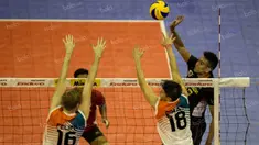 Pevoli Surabaya Samator, Rendy Tamamiwang, melakukan pukulan ke area Jakarta BNI Taplus pada laga final Proliga 2016 di Istora Senayan, Jakarta, Minggu (15/5/2016). Surabaya Samator berhasil keluar sebagai juara. (Bola.com/Vitalis Yogi Trisna)