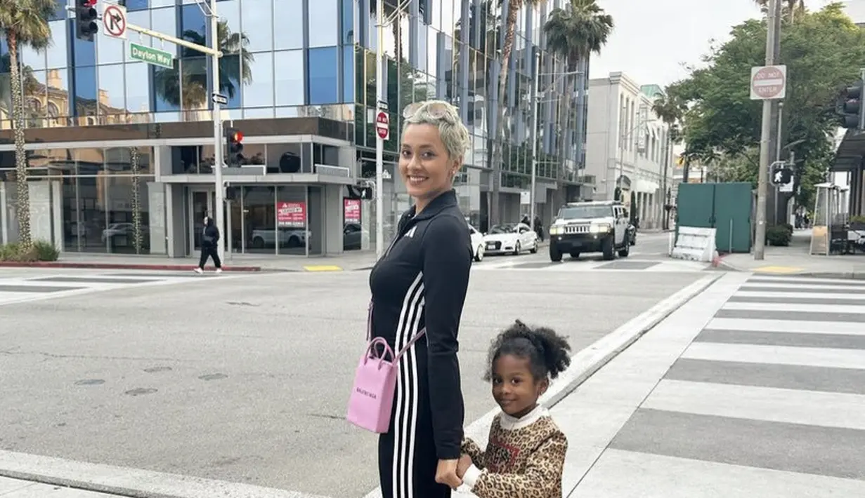 Kimberly tampil kasual mengenakan sweater motif leopad dipadukan celana legging hitam dan boots kuningnya. Sedangkan sang mamah mengenakan jumpsuit hitam.  (@kimmyjayanti)
