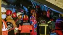 Petugas gabungan dari unsur SAR, TNI, dan Polri terus berupaya untuk melakukan evakuasi sejumlah santri yang masih terjebak di bawah reruntuhan bangunan. (Juni Kriswanto/AFP)