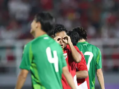 Pemain Timnas Indonesia U-23, Rayhan Hannan melakukan selebrasi setelah mencetak gol ke gawang Makau dalam laga Kualifikasi Piala Asia U-23 2026 di Stadion Gelora Delta Sidoarjo, Jawa Timur, Sabtu (06/09/2025). (Bola.com/Abdul Aziz)