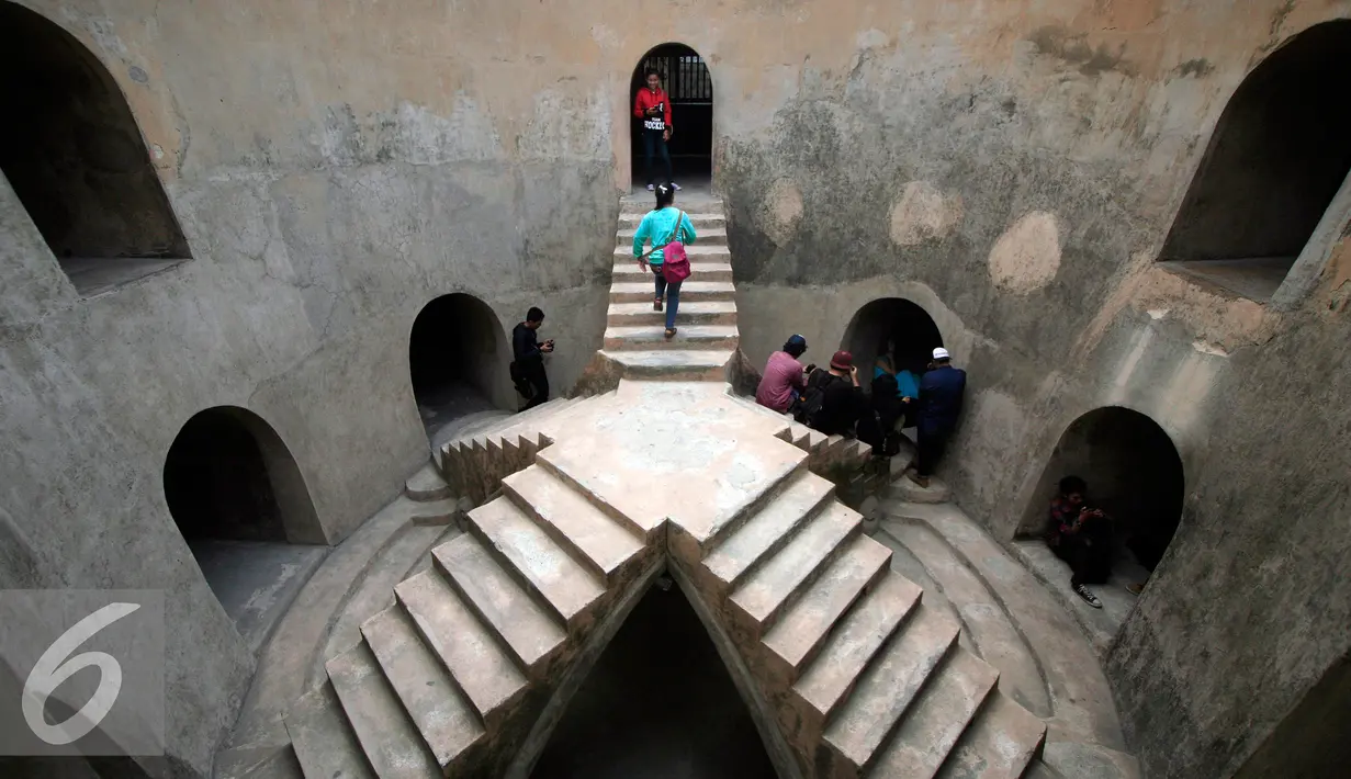 Wisatawan mengunjungi Sumur Gumuling Tamansari Kraton Kesultanan Yogyakarta,(4/11). Bagunan yang didirikan pada masa pemerintahaan Sulltan Hamangkubuwana I ini banyak di kunjungi wisatawan karena arsitekturnya yang unuk. (Foto/Boy T Harjanto)
