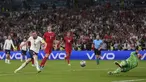 Mengamuk pada babak tambahan, Harry Kane menjadi penentu kemenangan Timnas Inggris meski penaltinya sempat ditepis kiper Timnas Denmark, Kasper Schmeichel. Skor 2-1 memastikan The Three Lions lolos untuk kali pertama ke final Piala Eropa. (Foto: AP/Pool/Laurence Griffiths)