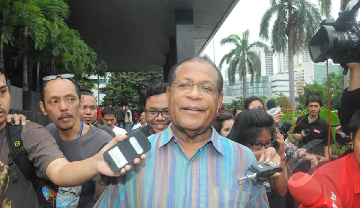 Mantan Gubernur Provinsi Papua, Barnabas Suebu memenuhi panggilan penyidik KPK, Jakarta, Kamis (12/2/2015). (Liputan6.com/Herman Zakharia)