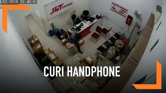 CCTV di sebuah perusahaan cargo merekam aksi pencurian puluhan unit handphone di Kota Waringin Timur, Kalimantan Tengah.