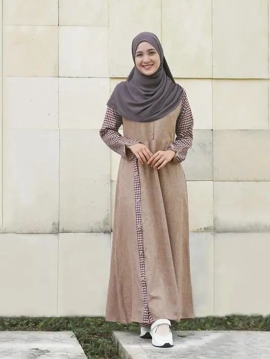 Tampilan lebaran dengan nuansa earth tone? Bisa lho seperti Syifa ini mengenakan dress cokelat dengan detail motif kotak-kotak di bagian lengan dipadukan kerudung abu-abu kegelapan. Credit: Instagram (@cutsyifaa)