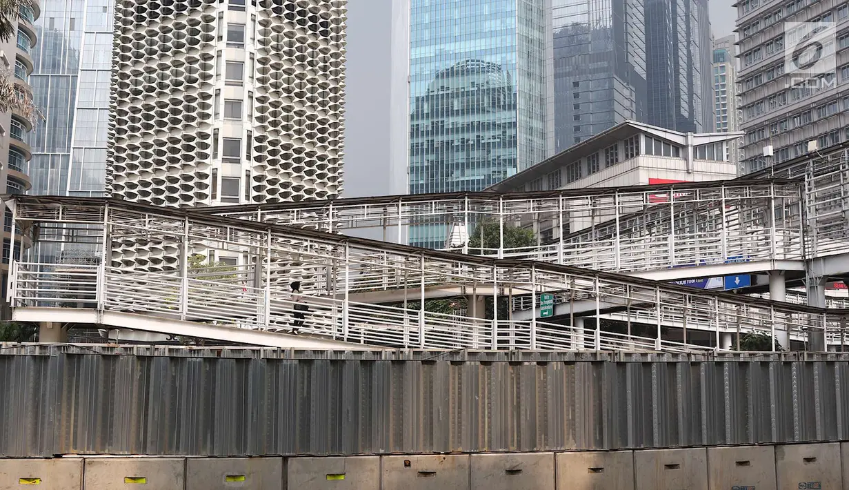 Suasana jembatan penyeberangan orang (JPO) Gelora Bung Karno, Jakarta, Kamis (3/5). Untuk mendukung penyelenggaraan Asian Games, Pemprov DKI Jakarta berencana merenovasi 12 JPO di kawasan Jalan Sudirman hingga MH Thamrin. (Liputan6.com/Immanuel Antonius)