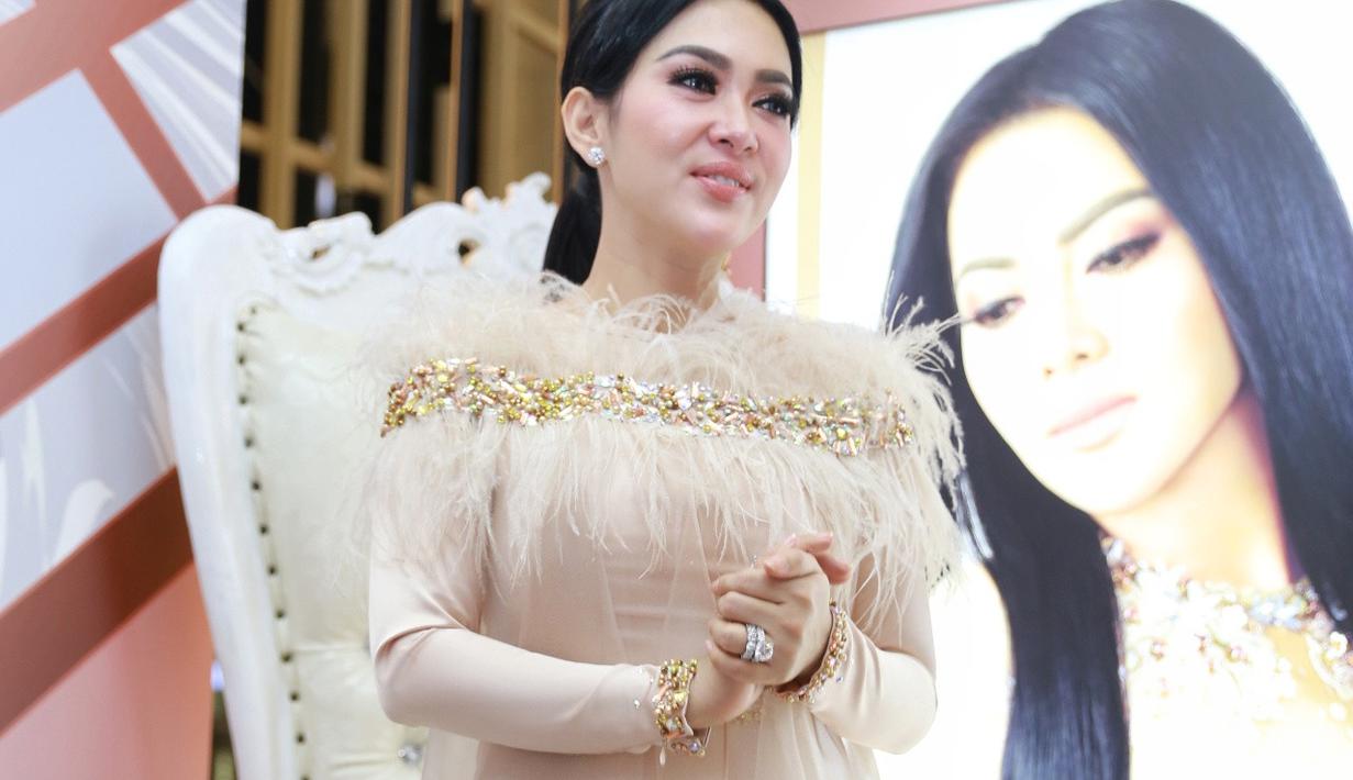 Syahrini Akan Kenakan Hiasan  Kepala Terbesar di Dunia 
