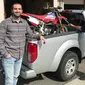 seorang pria asal Riverside, California, Amerika Serikat, bernama Kamron Golbaf, bersama petugas polisi berpose dengan sepeda motor yang telah hilang selama 17 tahun. (Ride Apart)