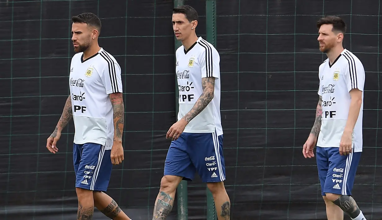 Bintang Argentina, Lionel Messi, bersama rekan-rekannya bersiap latihan di Pusat Pelatihan Joan Gamper, Barcelona, Sabtu (2/6/2018). Latihan ini merupakan persiapan jelang Piala Dunia 2018. (AFP/Lluis Gene)